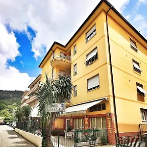 https://villa-chiara-finale-ligure.hotelitalianriviera.com